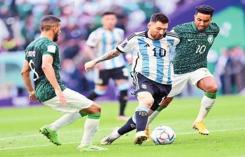 勒布朗-詹姆斯年终大战惨遭批评 净负值全场垫底 美媒呼吁退役